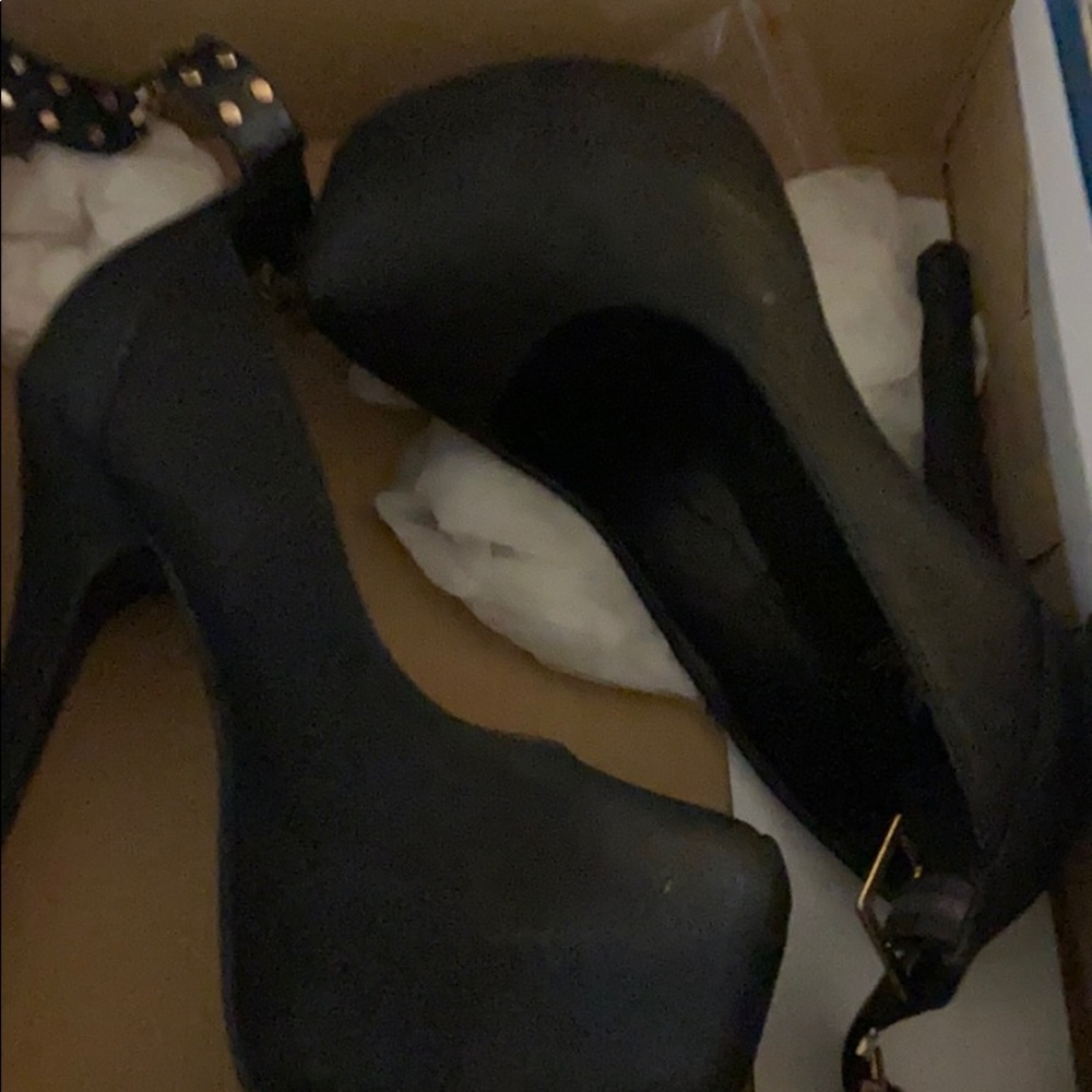 Heels - Picture 3 of 3